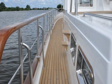 essence-refits-grandbanks46-01