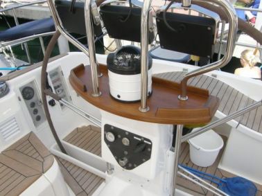 essence-refits-swan56-stuurstandtafel-01